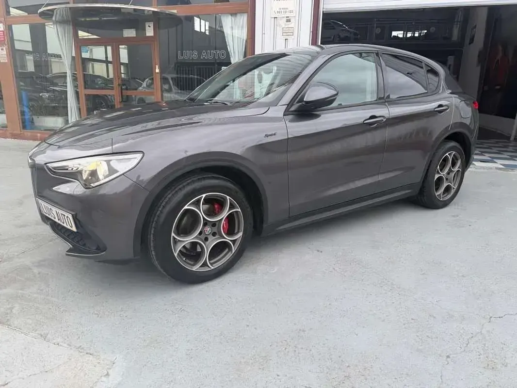 Usado Alfa Romeo Stelvio Sprint 190 CV (139 kW) 2022 Gris SUV