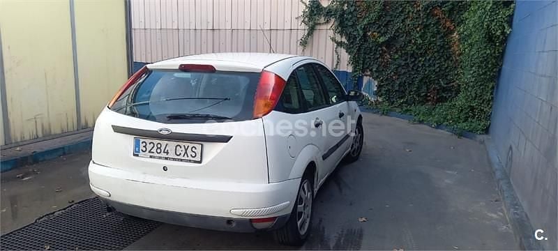 Usado Ford Focus Trend 100 CV (73 kW) 2004 Blanco Berlina