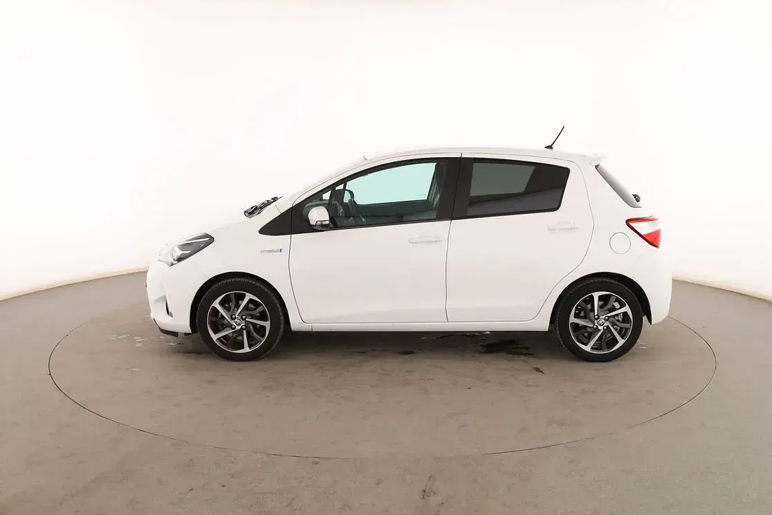 Usado Toyota Yaris Hybrid Active 101 CV (74 kW) 2019 Blanco Berlina