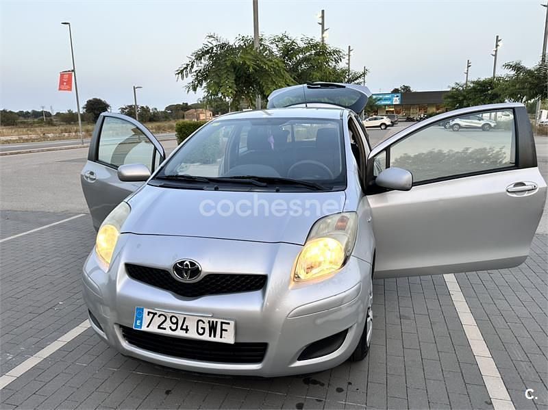 Gris / plata Usado 2010 Toyota Yaris Connect Style Berlina | 4799 € (Buen precio) - Imagen 1/4