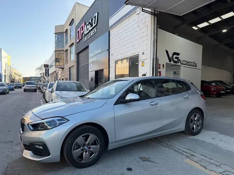 Usado BMW 116 Comfort Edition 116 CV (85 kW) 2021 Gris / plata Utilitario