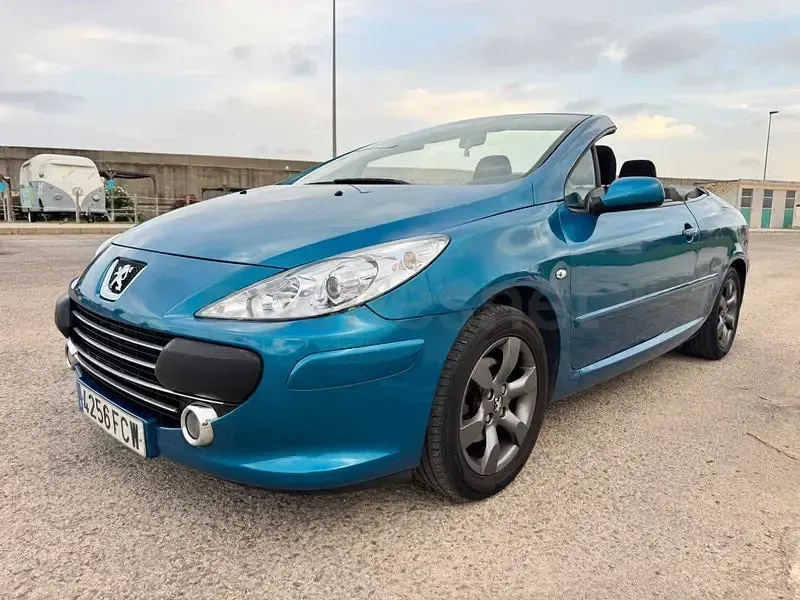 Usado Peugeot 307 CC 110 CV (80 kW) 2006 Azul Descapotable