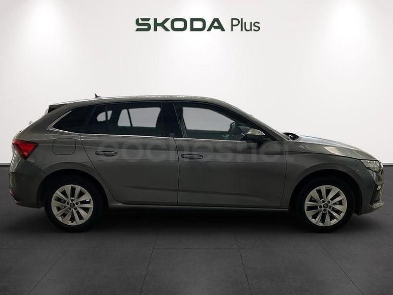 Usado Skoda Scala Selection 115 CV (84 kW) 2025 Gris Utilitario