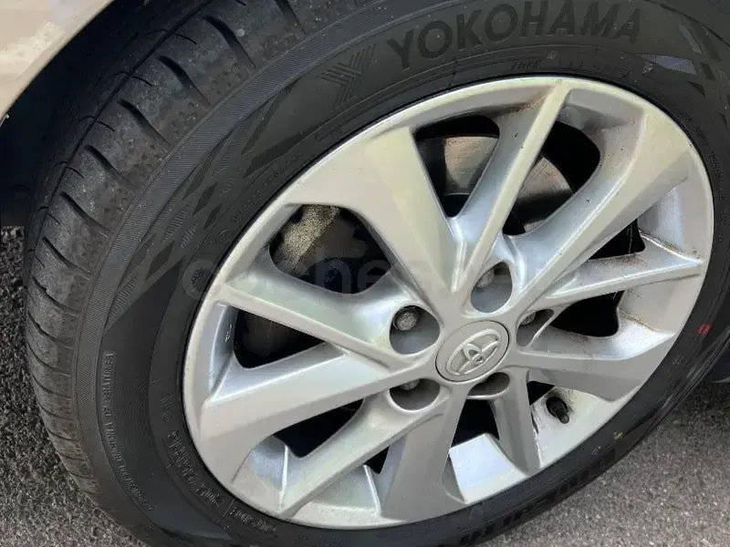 Usado Toyota Auris Advance 124 CV (91 kW) 2014 Gris / plata Familiar