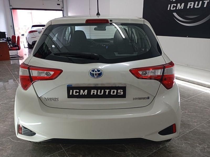 Usado Toyota Yaris Hybrid Active 100 CV (73 kW) 2019 Blanco Berlina