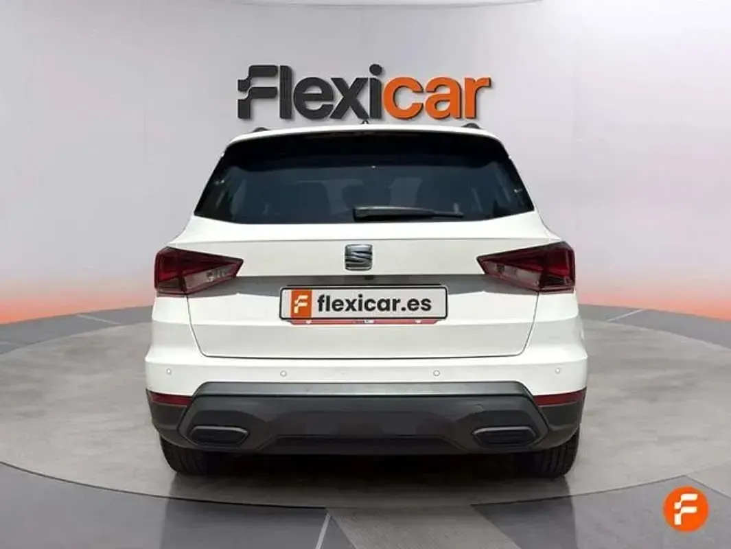 Usado Seat Arona Style Plus 110 CV (80 kW) 2022 Blanco SUV