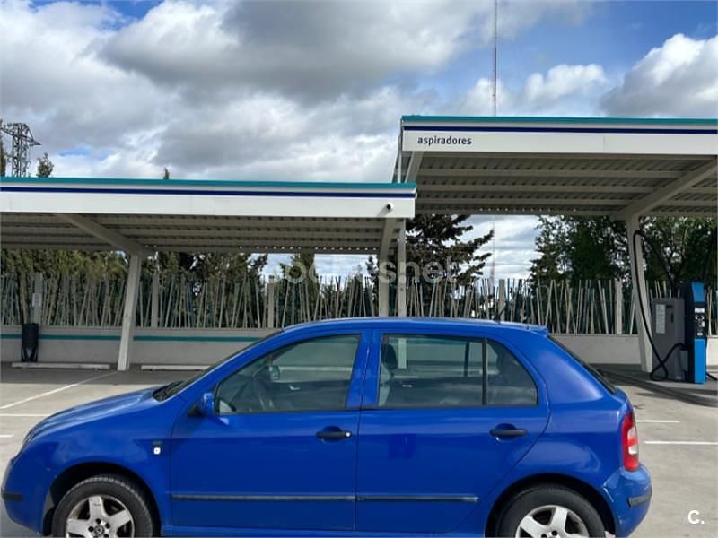 Usado Skoda Fabia Comfort 64 CV (47 kW) 2001 Azul Berlina