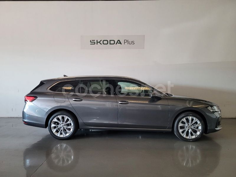 Usado Skoda Superb Selection 150 HP (110 kW) 2024 Cinzento Carrinha