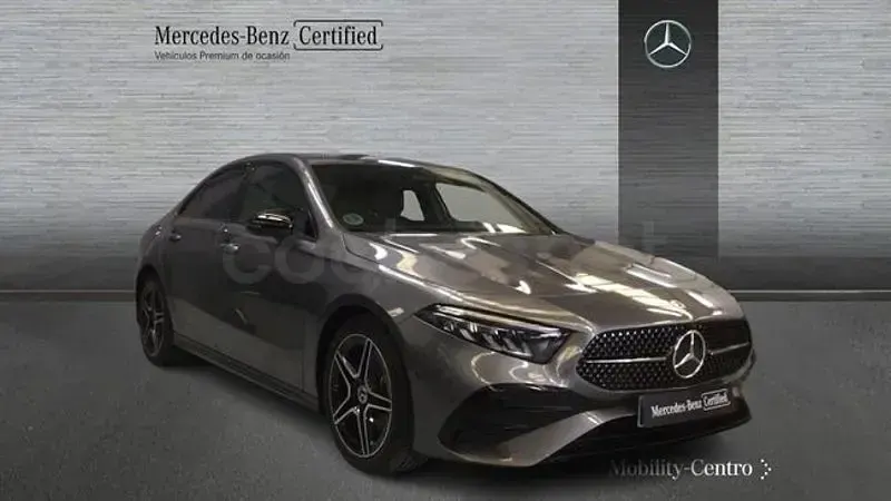 Usado Mercedes A180 116 CV (85 kW) 2025 Gris / plata Berlina