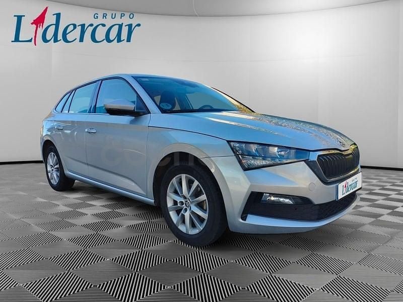 Usado Skoda Scala Ambition 110 CV (80 kW) 2021 Gris / plata Utilitario