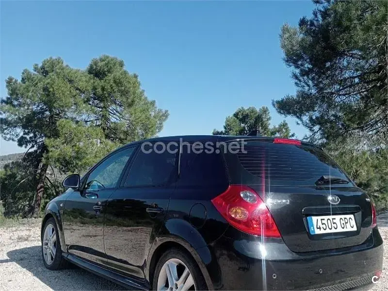 Usado Kia Ceed Active 115 CV (84 kW) 2009 Negro Utilitario