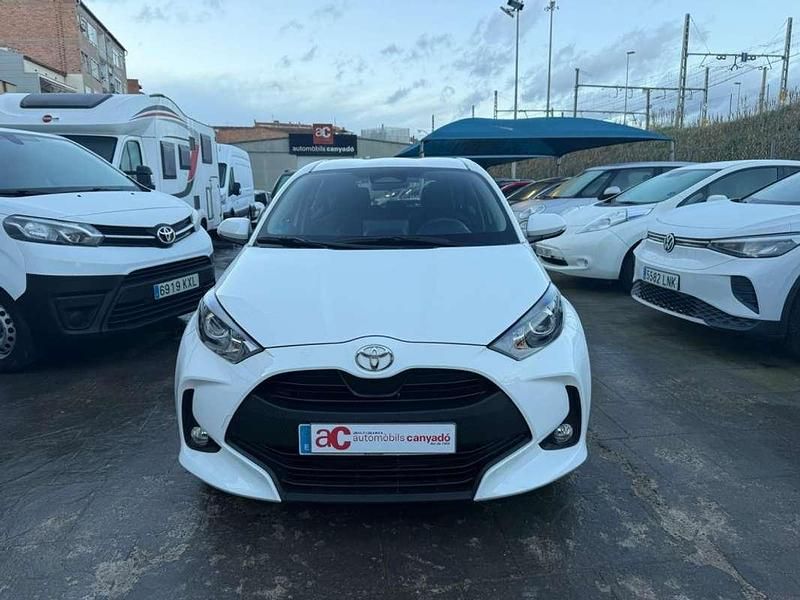 Blanco Usado 2024 Toyota Yaris Hybrid Active Utilitario | 17.500 € (Buen precio) - Imagen 1/4