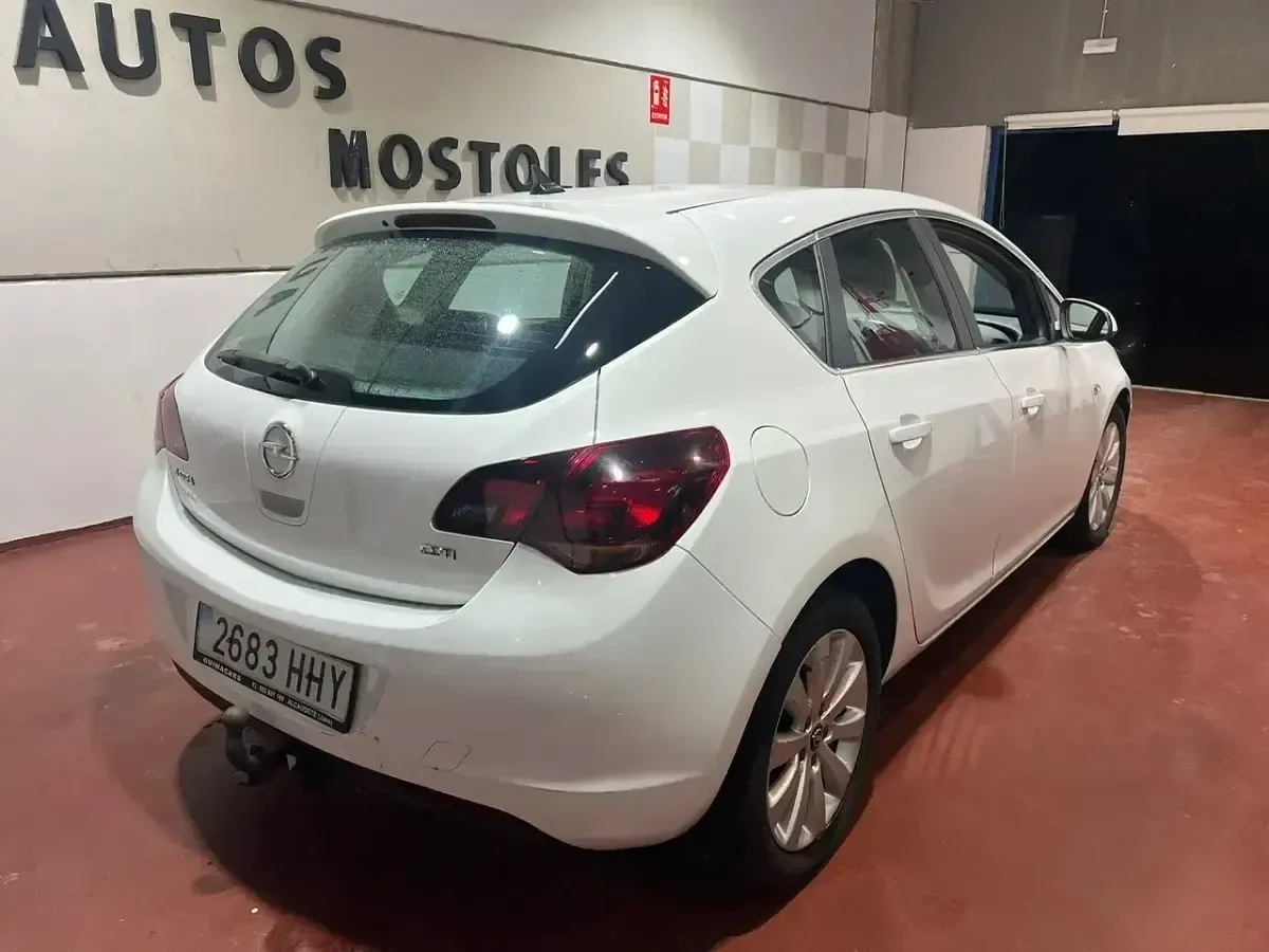 Usado Opel Astra Excellence 110 CV (80 kW) 2013 Blanco