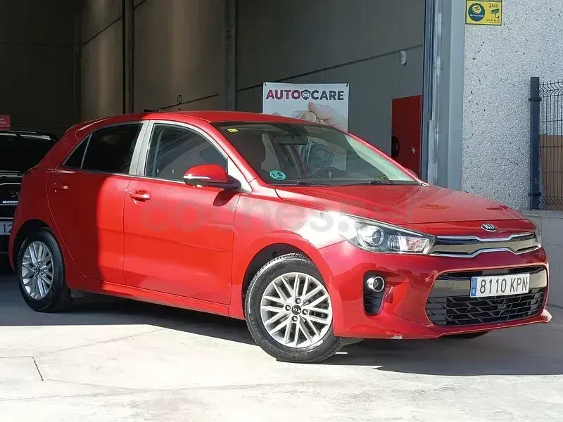 Usado Kia Rio 101 CV (74 kW) 2018 Rojo Berlina