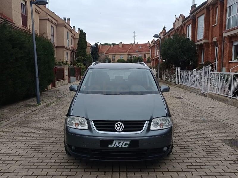 Usado VW Touran Advance 136 CV (100 kW) 2004 Gris / plata Monovolumen