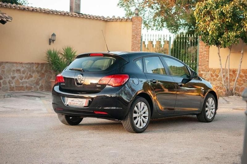 Usado Opel Astra Enjoy 110 CV (80 kW) 2010 Negro Utilitario