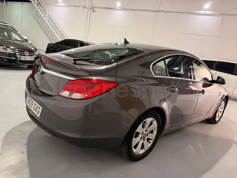 Usado Opel Insignia Edition 130 CV (95 kW) 2010 Gris / plata Berlina
