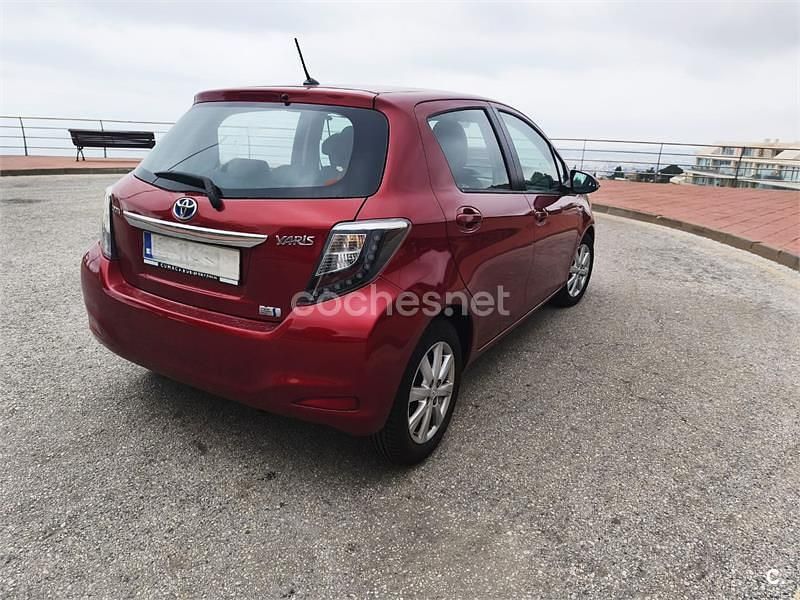 Usado Toyota Yaris Hybrid Active 100 CV (73 kW) 2013 Granate Berlina
