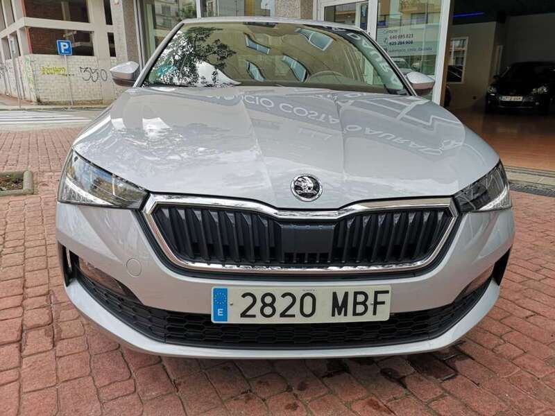 Usado Skoda Scala Ambition 110 CV (80 kW) 2022 Gris Utilitario