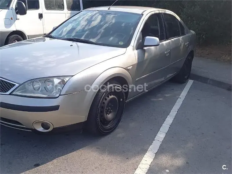 Usado Ford Mondeo Sport 130 CV (95 kW) 2004 Gris / plata Berlina