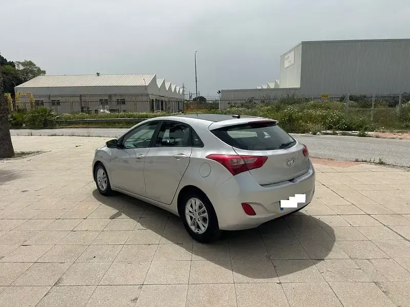 Usado Hyundai i30 90 CV (66 kW) 2014 Negro Berlina