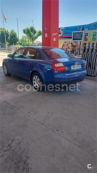 Usado Audi A4 130 CV (95 kW) 2001 Azul Berlina
