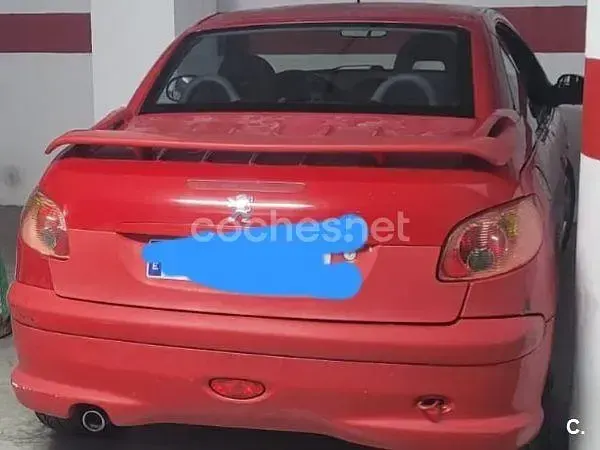 Usado Peugeot 206 CC 110 CV (80 kW) 2005 Rojo Descapotable