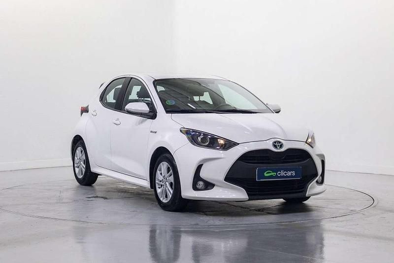 Usado Toyota Yaris Hybrid Active 75 CV (55 kW) 2021 Blanco Berlina