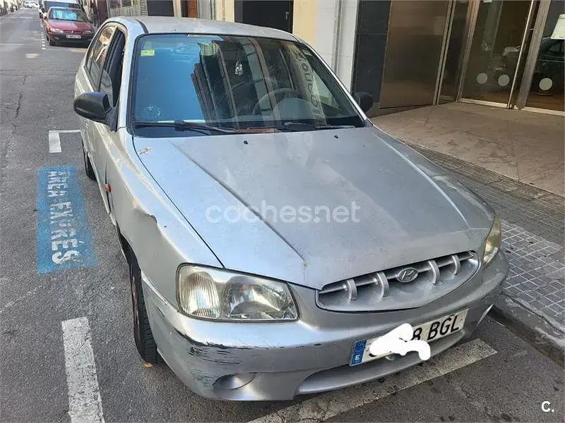 Usado Hyundai Accent 85 CV (62 kW) 2001 Gris / plata Berlina