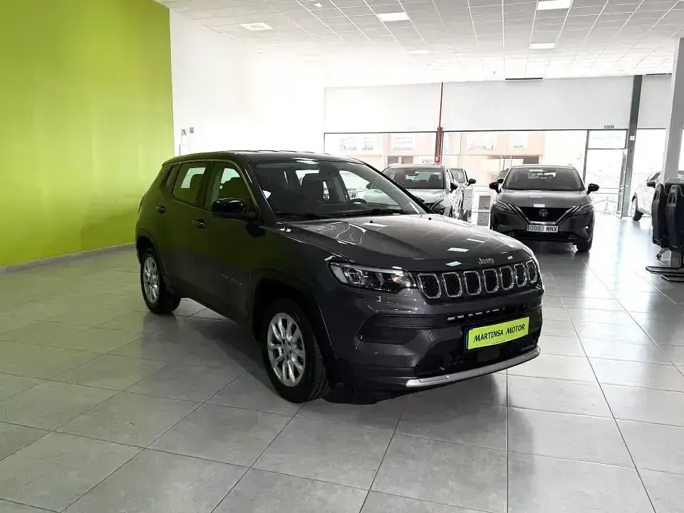 Usado Jeep Compass Limited 131 CV (96 kW) 2025 Gris SUV