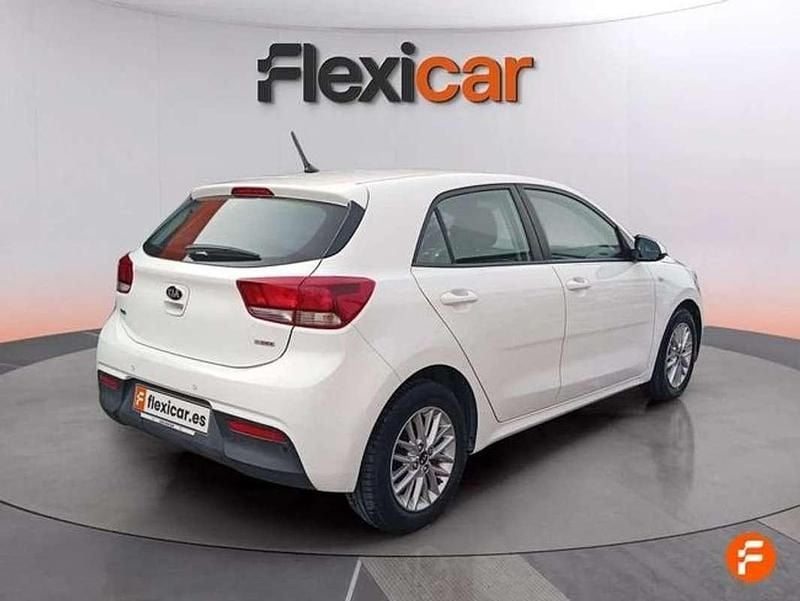Usado Kia Rio 101 CV (74 kW) 2018 Blanco Berlina