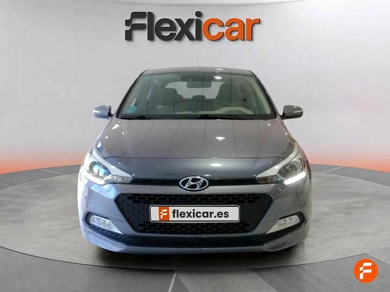 Usado Hyundai i20 75 CV (55 kW) 2015 Gris Berlina