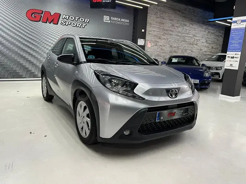 Usado Toyota Aygo X Play 72 CV (52 kW) 2022 Gris / plata SUV