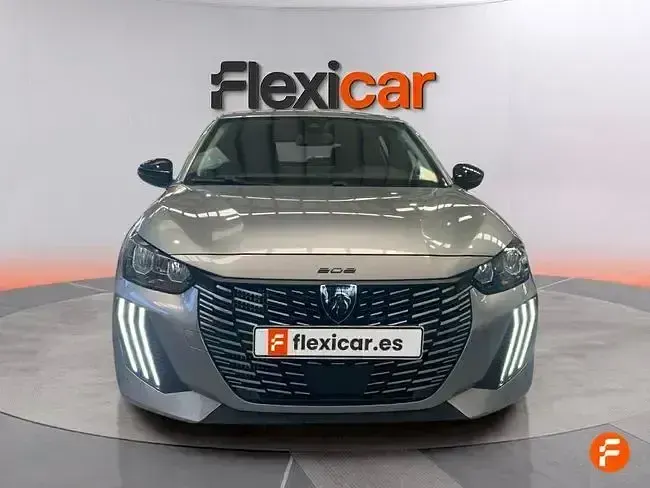 Usado Peugeot 208 Allure 100 CV (73 kW) 2025 Gris Utilitario