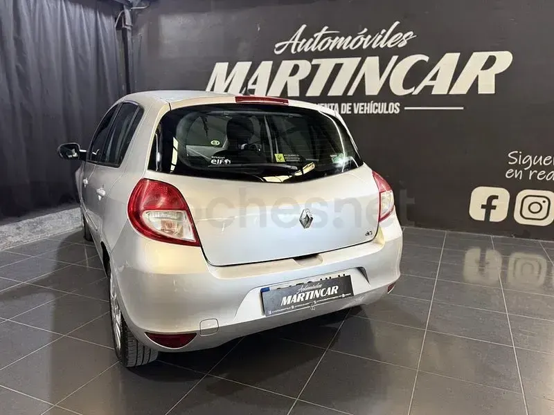 Usado Renault Clio IV Authentique 75 CV (55 kW) 2012 Gris / plata Berlina