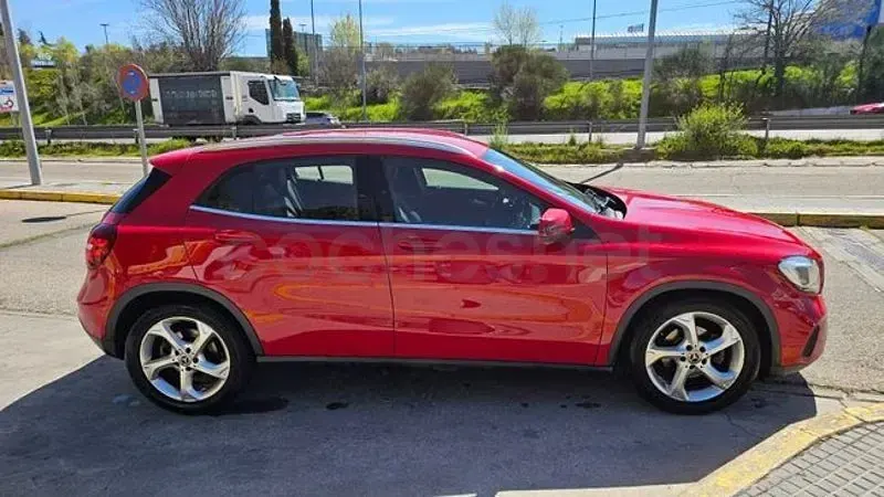 Usado Mercedes GLA220 177 CV (130 kW) 2018 Rojo SUV