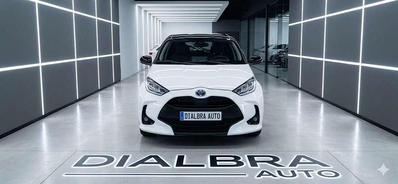Usado Toyota Yaris Hybrid Active 116 CV (85 kW) 2022 Blanco Utilitario