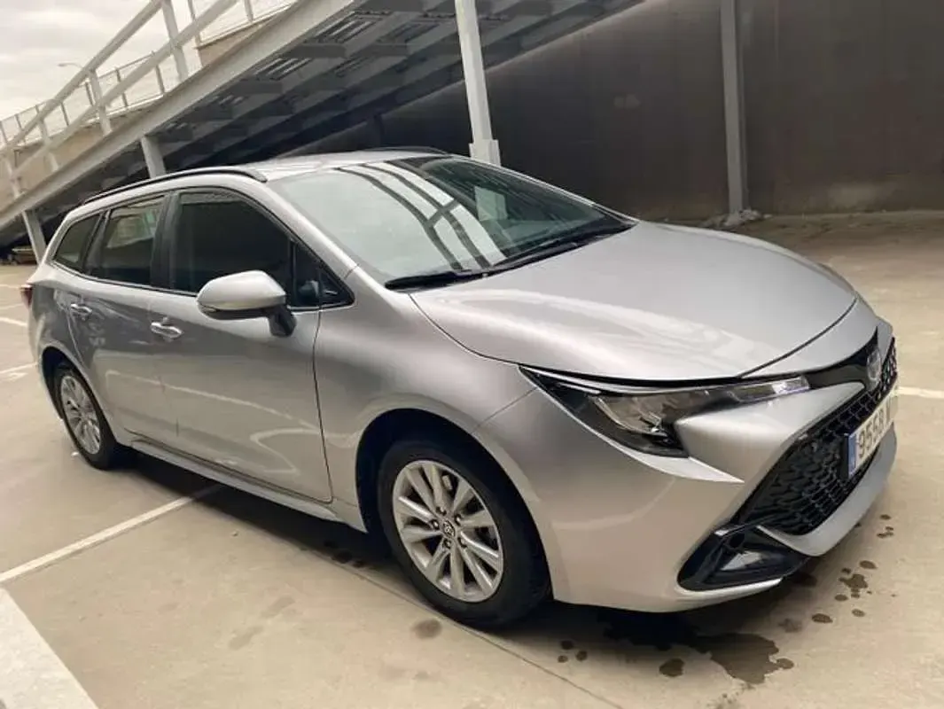 Usado Toyota Corolla Active 140 CV (102 kW) 2025 Plateado Familiar