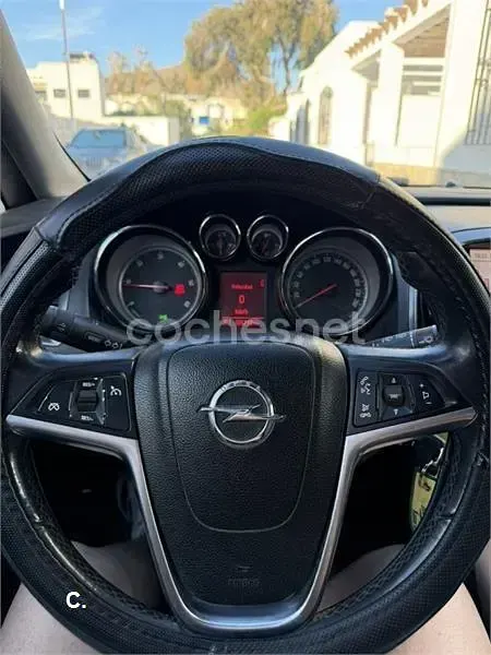 Usado Opel Astra Excellence 165 CV (121 kW) 2011 Negro Familiar