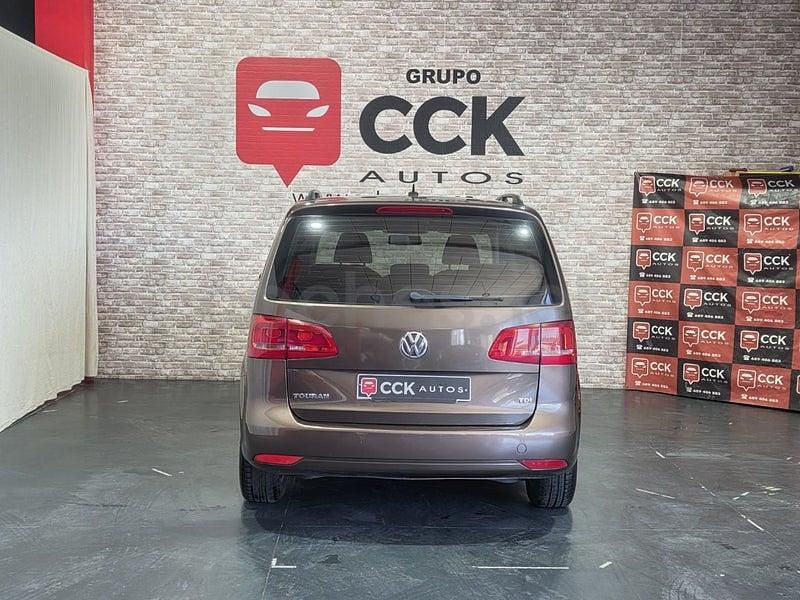 Usado VW Touran Advance 105 CV (77 kW) 2012 Marrón Monovolumen