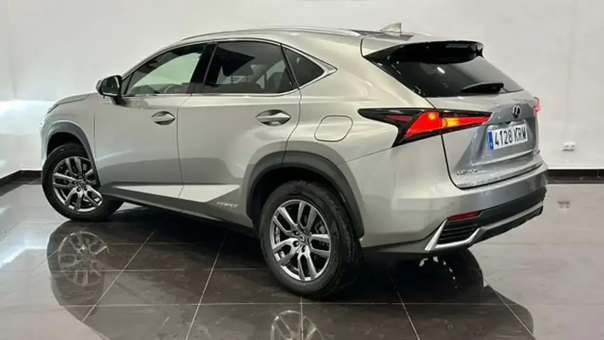 Usado Lexus NX300h Executive Line 197 CV (144 kW) 2018 Gris SUV