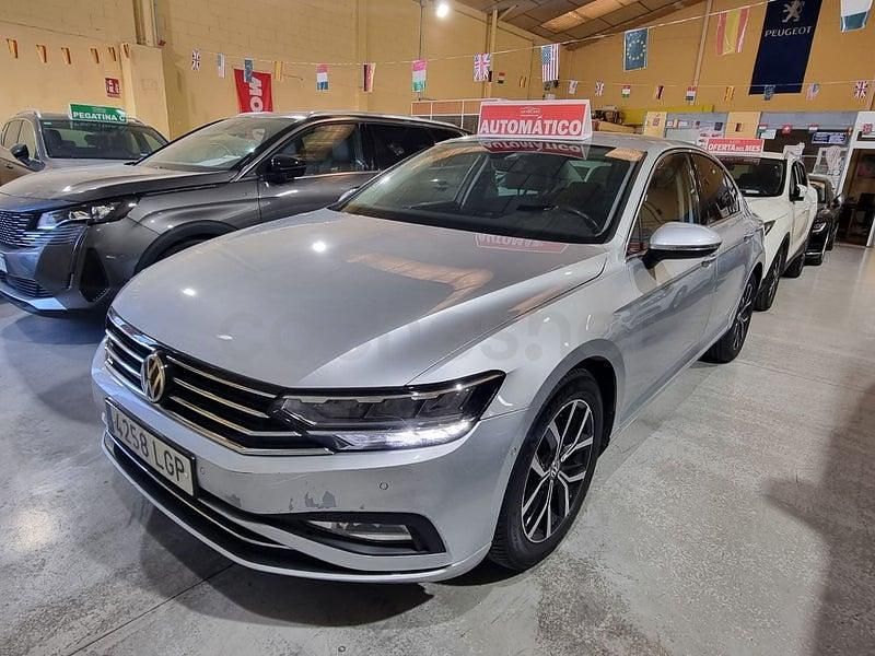 Usado VW Passat Executive 120 CV (88 kW) 2020 Gris / plata Berlina