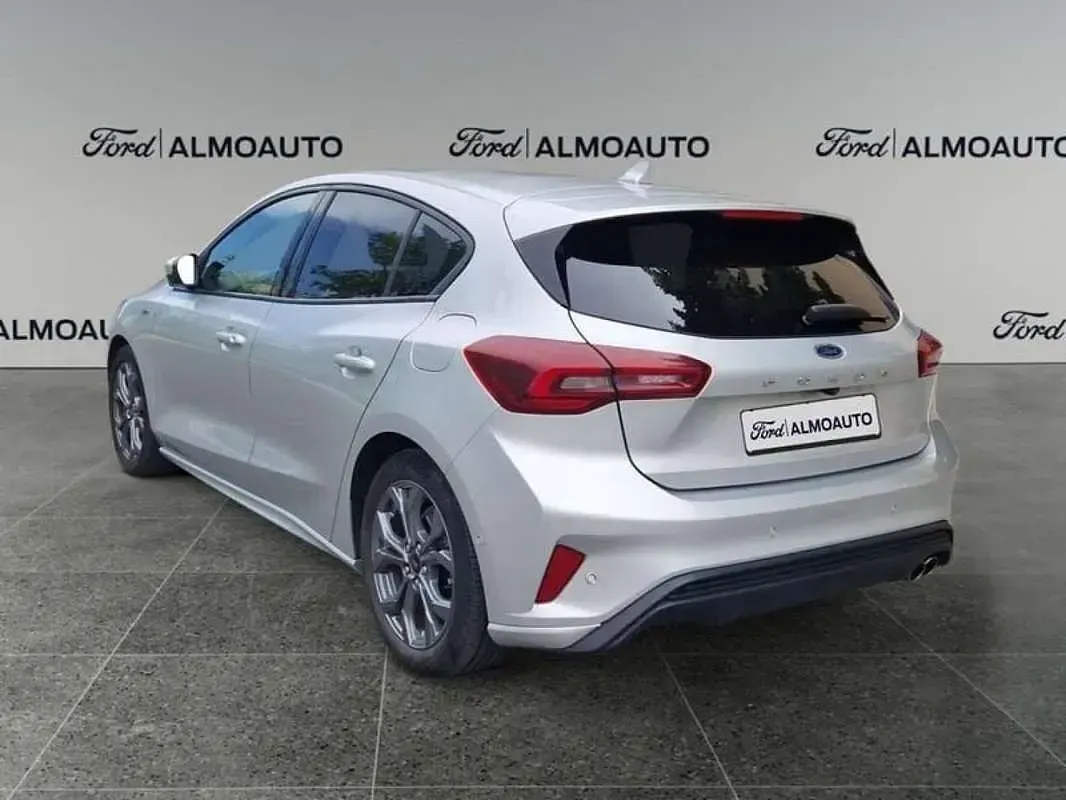 Usado Ford Focus ST-Line X 155 CV (114 kW) 2024 Plateado Utilitario
