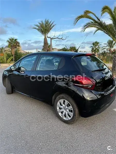 Usado Peugeot 208 Allure 82 CV (60 kW) 2018 Negro Utilitario