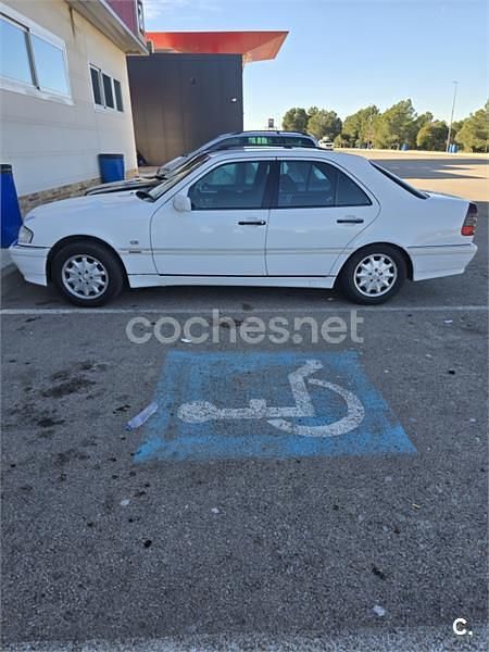 Usado Mercedes C220 Elegance 125 CV (91 kW) 2000 Blanco Berlina