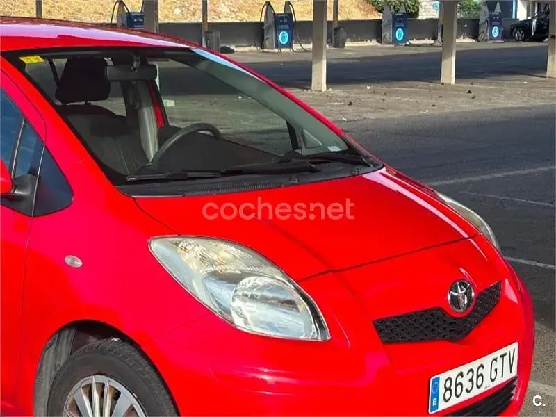 Usado Toyota Yaris Active 69 CV (50 kW) 2010 Rojo Utilitario