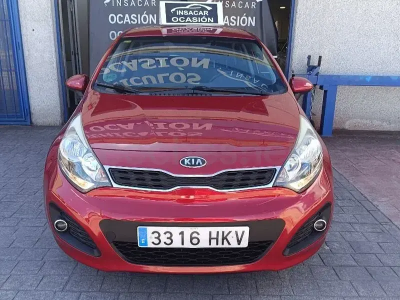 Usado Kia Rio 85 CV (62 kW) 2012 Rojo Berlina