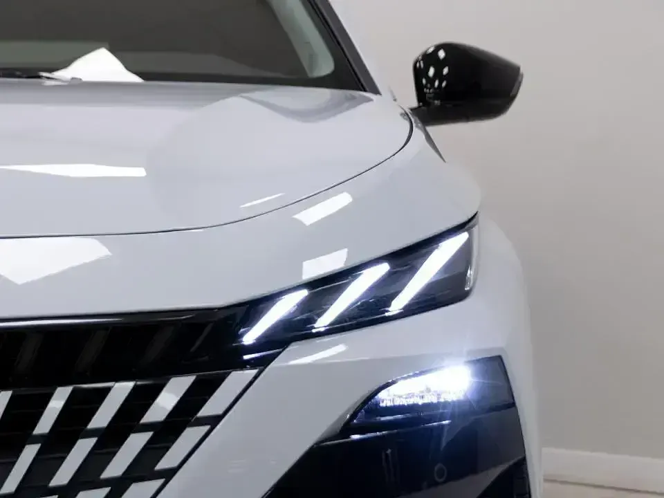 Usado Peugeot e-208 Allure 114 kW (156 CV) 2026 Blanco Utilitario