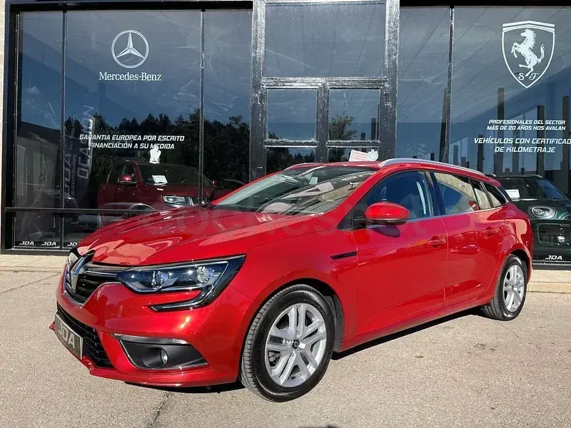 Usado Renault Mégane GrandTour Business 115 CV (84 kW) 2020 Granate Familiar