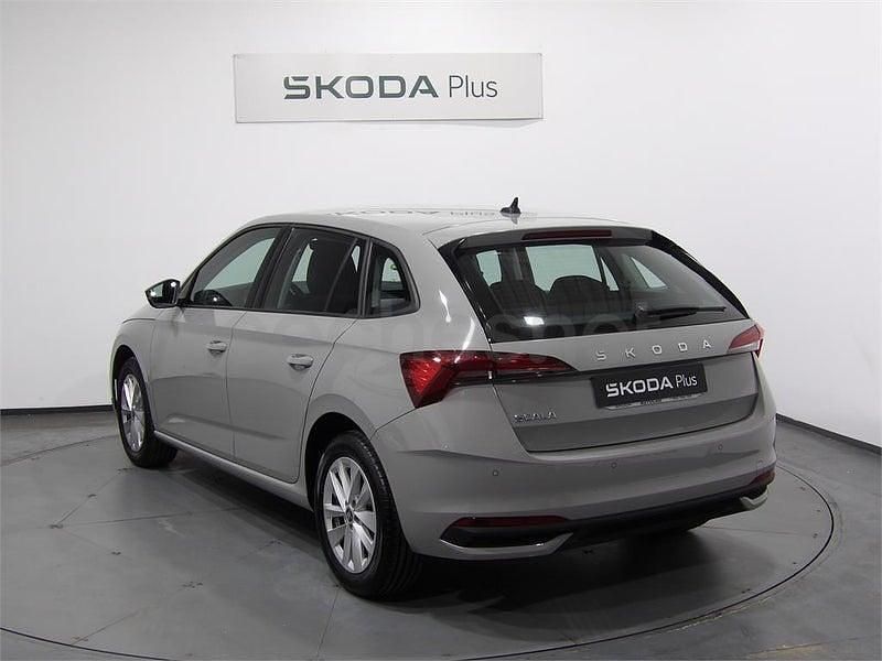 Usado Skoda Scala Essence 95 CV (69 kW) 2024 Gris / plata Utilitario